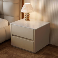 Table de chevet crème avec plateau en verre marbré, deux tiroirs, meuble de rangement moderne et luxueux pour chambre à coucher