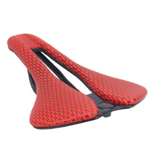 <span class=keywords><strong>Selle</strong></span> de vélo ultra-légère 146g imprimée en 3D en fibre de carbone pour hommes 250*150mm Design en nid d'abeille respirant - Product Image 1