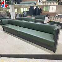 Banquette haut de gamme en bois de noyer noir avec assise en cuir vert en forme de X pour restaurant et café