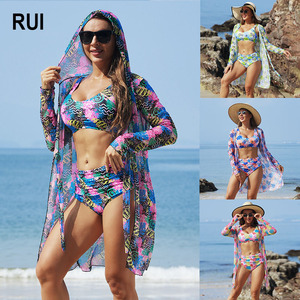 RUIQUWIN Vente en gros Ensemble bikini floral 3 pièces Taille haute String à lanières à capuche Protection solaire Manches longues Vêtements de plage avec couverture en maille - Product Image 1
