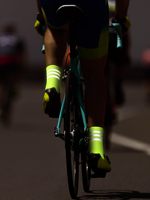 Chaussettes de sport aérodynamiques personnalisées en gros avec logo, antidérapantes, en silicone, réfléchissantes, à compression, pour hommes, chaussettes de cyclisme