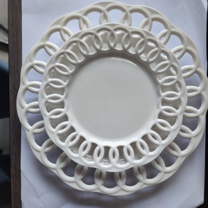 Assiettes en porcelaine blanches de haute qualité à motif floral en relief, design creux, pour décorations de mariage - Product Image 4