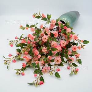 Flores artificiales de camelia Dongchen Crafts, color rosa claro con hojas verdes, para decoraciones de bodas y arreglos de mesa. - Product Image 3