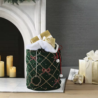 Sac de Noël matelassé motif houx et baies, rouge et vert, avec broderie et pompon vert, sacs du Père Noël rouges