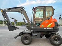Machinerie de terrassement : Mini-pelle sur roues 6 tonnes DX60W avec tarière, godet à pince, moteur, pompe et engrenages à haute efficacité