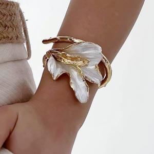 Pulseras de Moda con Diseño de Flor de Concha Blanca, Chapadas en Oro, de Aleación de Zinc, Regalo Romántico para Mujer 2026 - Product Image 4