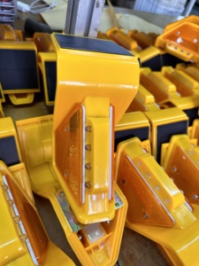 <span class=keywords><strong>Reflector</strong></span> de barandilla de carretera, delineadores de barandilla de luz LED amarilla, delineador trapezoidal reflectante de barandilla Solar - Product Image 6