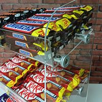 Chinesischer Hersteller Großhandel Modernes Umweltfreundliches 3-stufiges Acryl-Thekenregal für Süßwaren Schokolade Einzelhandel Snack-Regal