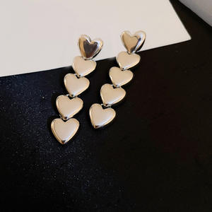 Orecchini pendenti a forma di cuore in oro bianco Lucky per donna, gioielli regalo romantici E2449 - Product Image 4