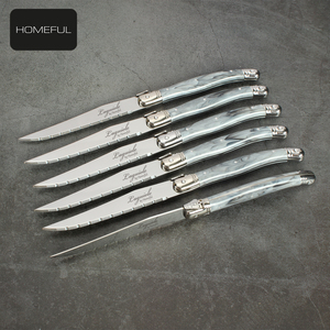 Ensemble <span class=keywords><strong>de</strong></span> couteaux à steak <span class=keywords><strong>de</strong></span> haute qualité, six pièces, design moderne avec manche en plastique ABS et plateau en bois, pour usage domestique - Product Image 1