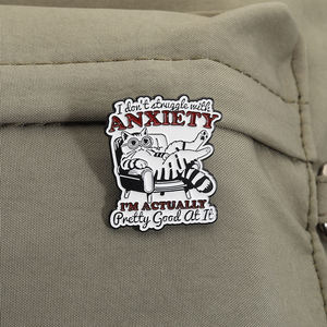 不安に悩まない エナメルピン 面白い不安猫 メンタルヘルス ブローチ ラペルバッジ ジュエリー 友達へのギフト - Product Image 3