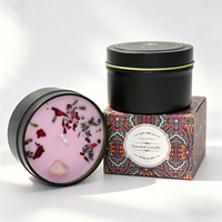 Bougie parfumée en cire de soja dans une boîte en métal avec des fleurs séchées pour cadeaux
