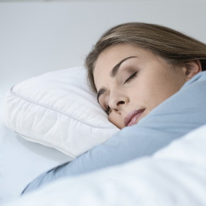 Almohada de espuma viscoelástica para piernas con correa ajustable para mujeres embarazadas, forma oblonga blanca - Product Image 3