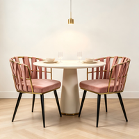 Chaise de salle à manger en velours avec dossier tressé, structure en métal doré, pieds noirs pour la maison, la cuisine, le restaurant, l'hôtel, les événements et les mariages