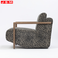 Fauteuil d'appoint contemporain français de haute qualité avec coussin en tissu imprimé léopard et structure en bois pour salon