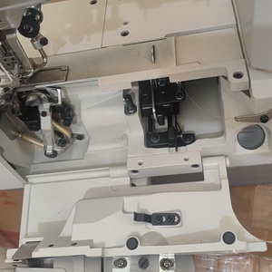 Machine à coudre interlock à plat W500N d'occasion avec trois aiguilles et cinq fils, moteur comme composant central - Product Image 3