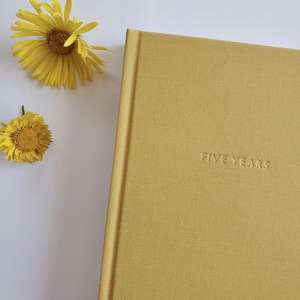 Carnet de gratitude et de bien-être A5 en tissu beige texturé lin, couverture rigide, avec impression personnalisée en feuille d'or gaufrée - Product Image 4