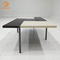 Table basse rectangulaire en bois avec plateau en marbre et pieds en métal pour salon d'hôtel de luxe