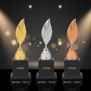 Trophée en forme de feuille plaqué or, argent et bronze, modèle 709, récompense sportive en métal, trophée 3 couleurs avec base en bois - Product Image 1