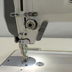 Machine à coudre industrielle à une aiguille, un point, deux pieds mobiles, modèle DS-0303R, pour la <span class=keywords><strong>couture</strong></span> de housses de siège auto avec coupe-fil automatique - Product Image 4