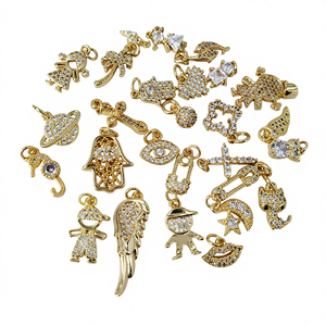 CZ7930 Dije Delicado Mini Pequeño de CZ Transparente en Oro de 18k, Dijes Colgantes Diminutos y Minimalistas de Circonita Cúbica con Formas de Niña, Niño, Corazón, Mano y Animal - Product Image 4