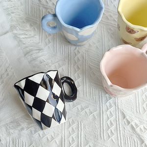 Mug en céramique fait main Niche, motif petit ours mignon, 250 ml, irrégulier, noir et blanc à carreaux, pour café et lait, compatible lave-vaisselle et micro-ondes - Product Image 4