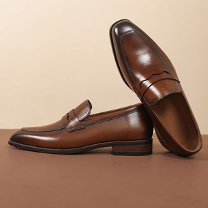 Chaussures décontractées pour hommes de style rétro avec empeigne en cuir et fermeture à bouton-pression - Chaussures pour hommes - Product Image 3