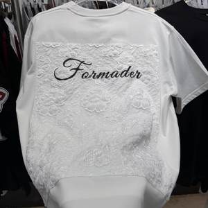 Camiseta de hombre estilo americano, negra, con relieve, de verano, con bordado jacquard y abalorios, vintage, casual, de peso pesado y corte holgado. - Product Image 4