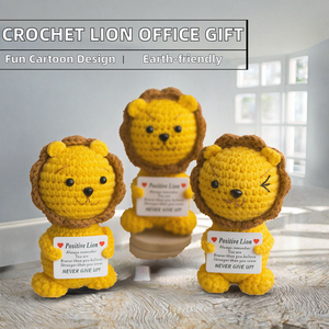 Lindo muñeco de ganchillo con forma de león de color amarillo con tarjeta de información personalizada, muñeco de punto hecho a mano para decoración - Product Image 1