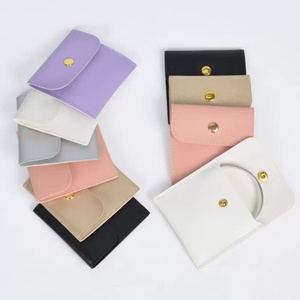 Pochette en cuir PU personnalisée 8x8cm pour bijoux, vente en gros, noire, pour bagues, bracelets, colliers, avec bouton-pression et gaufrage - Product Image 4