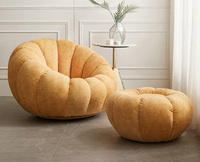 Fauteuil pivotant en forme de citrouille paresseux en bouclette blanc crème esthétique Boconcept avec repose-pieds