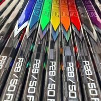 Vente chaude – Tous coloris – Haute qualité – JR INT SR – Usine chinoise – Vente en gros – Bâton de hockey sur glace 100 % fibre de carbone – 380g – Lame P28/P92/P29