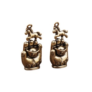 Colgantes Temáticos de Latón con Forma de Caballo y Palma con Dinero, Decoración para Hogar y Oficina, Regalo Unisex - Product Image 5