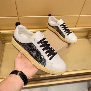 Zapatos deportivos casuales para hombre con estampado floral blanco, con cordones y de caña baja. - Product Image 1