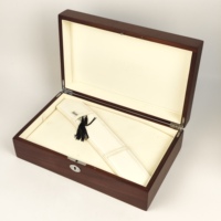 Boîte de rangement pour bijoux en bois foncé avec serrure, logo personnalisé, boîte cadeau de luxe en bois pour bijoux avec doublure en cuir souple pour objets de collection