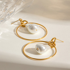 Pendientes de Aro Geométricos con Perla Barroca para Mujer, Uso Diario - Product Image 3