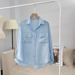Camisa de Verano Moderna A000 en Seda Texturizada Suave y Fresca con Bolsillos de Parche, Blusa de Manga Larga con Cuello Camisero Casual - Product Image 3