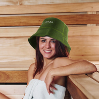 Chapeau de sauna en pure laine avec un sceau brodé or qui transforme la chaleur en un bruit lointain