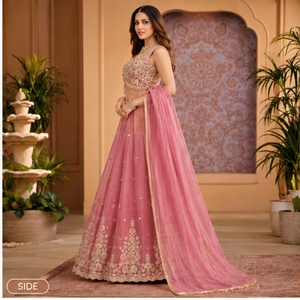 Ensemble Lehenga Choli rose brodé de créateur avec dupatta, tenue de fête nuptiale, tenue ethnique pour réception de mariage pour femmes - Product Image 2
