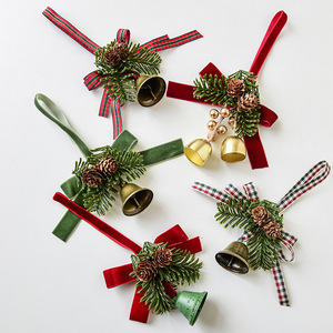 Ornements suspendus d'arbre de Noël faits à la main pendentif cloche en fer avec arc cône de pin et fruits rouges décorations de Noël transfrontalières - Product Image 1