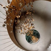 Lustre d'escalier sur mesure ANNO, luminaire suspendu pour plafond haut avec design de feuilles flottantes pour villa de luxe, hôtel
