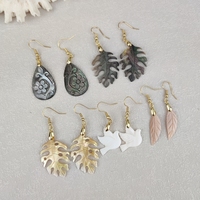 Boucles d'oreilles pendantes en nacre noire naturelle et coquille blanche, motif colombe et fleur, plaquées or classique, forme goutte d'eau, très vendues