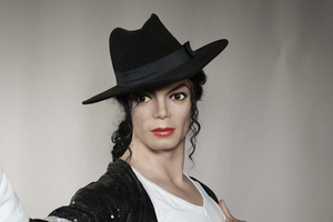 Sculpture en résine grandeur nature de chanteur américain célèbre, style musical, sculptée à la main, à vendre - Product Image 3