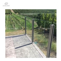 Escalier flottant avec garde-corps en verre, protection fiable, surface antidérapante, escalier en acier en porte-à-faux en chêne foncé