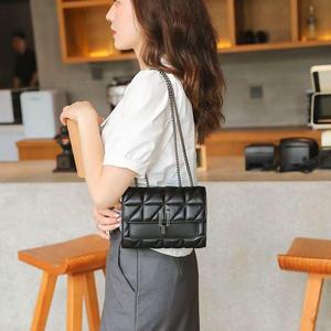 Sac à bandoulière portable pour femme en cuir PU avec ceinture unique, broderie et fermoir chaîne - Product Image 2