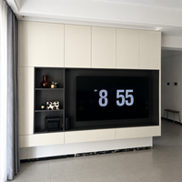 Meuble TV intégré avec niche pour écran encastré et étagères latérales pour la rénovation d'un salon minimaliste