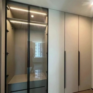 Armoire de chambre d'appartement : Dressing ouvert avec ensemble de rangement intégré et coiffeuse, design multifonctionnel - Product Image 1