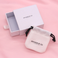 Bijoux de marque de mode personnalisés boîte d'emballage avec logo et pochette de sac boîte cadeau de style bague boucles d'oreilles collier jeune imprimé en usine
