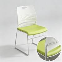 Chaise de conférence et de formation robuste empilable avec base en traîneau, dossier en plastique PP et siège rembourré pour bureau, école, événementiel et vente en gros
