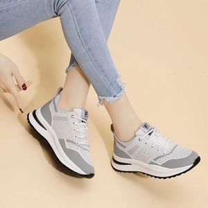 Nouvelle Arrivée Chaussures de Sport Décontractées Classiques à Lacets pour Femmes Respirantes Blanches Baskets de Course Semelle en Maille Tige en Tissu Haute Qualité - Product Image 4